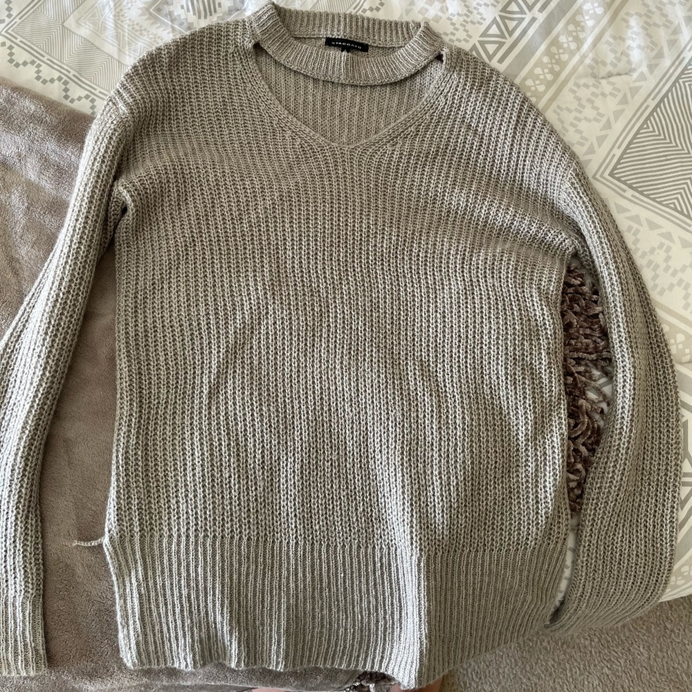 Gray sweater with choker